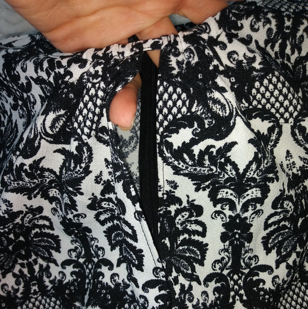 Flowered Dress Sz Medium color black & white - Picture 2 of 4